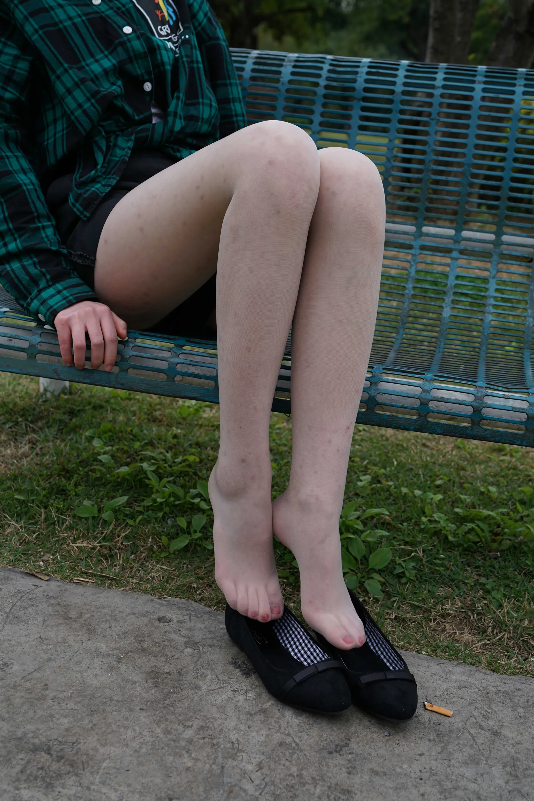 [Mzsock] NO.022 Xiao Zhang picks up a conversation with a high school student in the park and takes a direct photo of her silky feet street photography#[58P]-11